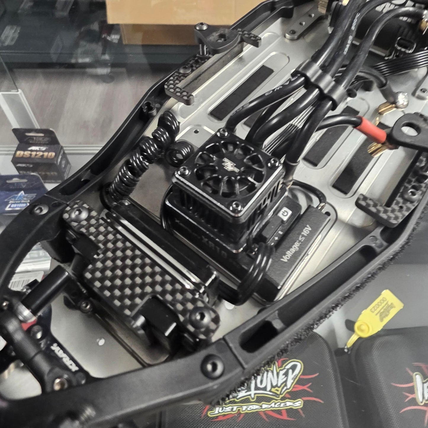 PRE-OWNED Xray XB2'25C + Nosram N22 Stock Spec 13.5T Motor + Hobbywing XR10 Pro G2S  + Sanwa PGS-LH II +  Ersatzteile
